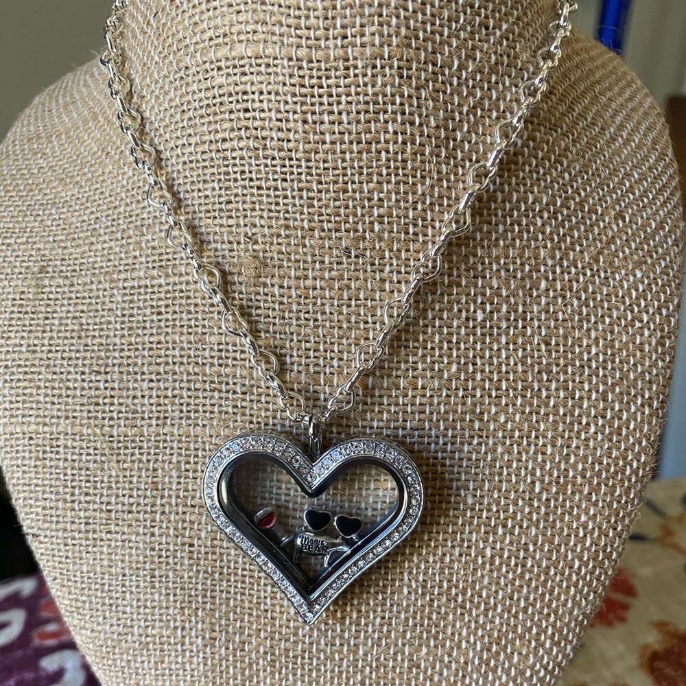 Heart locket with Mom theme